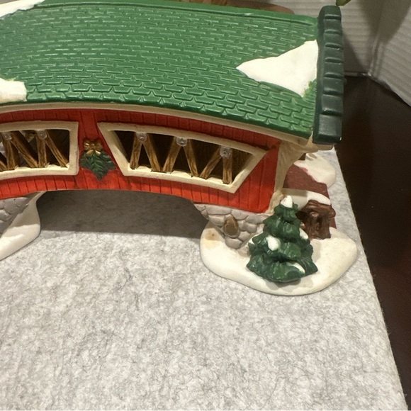 Dickens Collectables Porcelain Covered Bridge Village Accessories 1998 - Picture 13 of 14